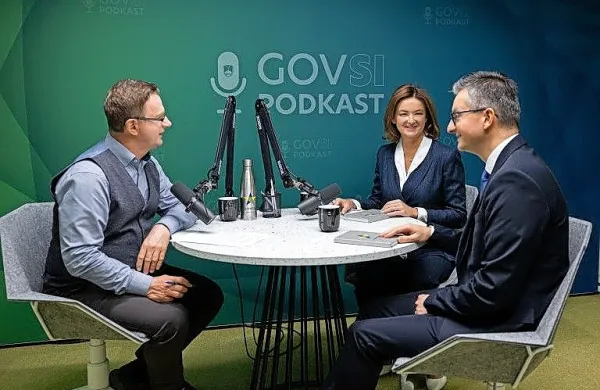 Na sceno prihaja vladni podkast. Boštjan Lajovic bo v prvi epizodi 
gostil Tanjo Fajon in Marjana Šarca. 