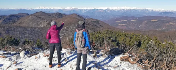 S soncem obsijana Veriga zasneženih Julijcev (z očakom Triglavom na čelu), Kamniških Alp in Karavank je bila minulo soboto najbrž najbolj ovekovečena kulisa spominskih fotografij z vrha Golakov.