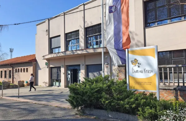 Občina Sežana želi izpraznjeno stavbo Doma na Krasu v Dutovljah 
po deinstitucionalizaciji ohraniti v javni rabi. 