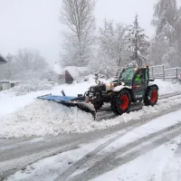 Sneženje je premočno, da bi ga, sicer vsi angažirani plugi, uspeli 
sproti odstranjevati s cest.