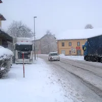 Po prvih zdrsih tovornjakov v soteski Zala, morajo preostali ob 
zapori soteske počakati na izboljšanje razmer.
