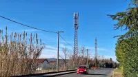 Dobrih 30 metrov visoka bazna postaja mobilne telefonije ob cesti tik pred Pobegi ne kazi le podobe kraja, ampak tudi vznemirja prebivalce, saj se bojijo morebitnih negativnih vplivov na zdravje.  