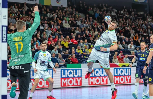 Rojstnodnevno zabavo Blaža Blagotinška (z žogo), ki je v sredo dopolnil 30 let, je pokvaril Andres Palicka v švedskih vratih. 