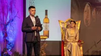 Vinska kraljica Slovenije Sanja Ferjančič je za kraljičino vino 
izbrala pinelo 2023 iz domače kleti, ki jo je predstavil njen brat 
Domen.