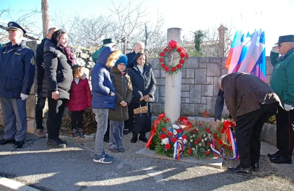 Delegacije so položile vence k spomeniku padlim domačinom in 
spomeniku Marjanu Štoki. 
