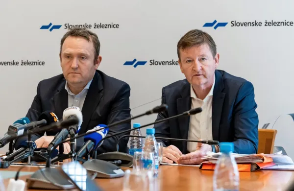 Decembrska nesreča na železniški progi, v kateri sta umrla 
delavca, je bila  posledica človeške napake, sta povedala  direktor 
SŽ-Infrastruktura Matjaž Kranjc (desno) in generalni direktor 
Slovenskih železnic Dušan Mes. 