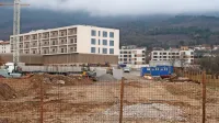 Na Ribniku, kjer že stojijo dom starejših Kresnice in stanovanjska 
bloka soseske Lotus, bo nepremičninski sklad gradil oskrbovana 
stanovanja. 