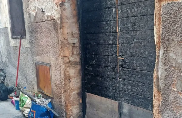 Požar  se  je  s  skuterja  razširil  na  fasado  in lesena  vhodna  vrata.