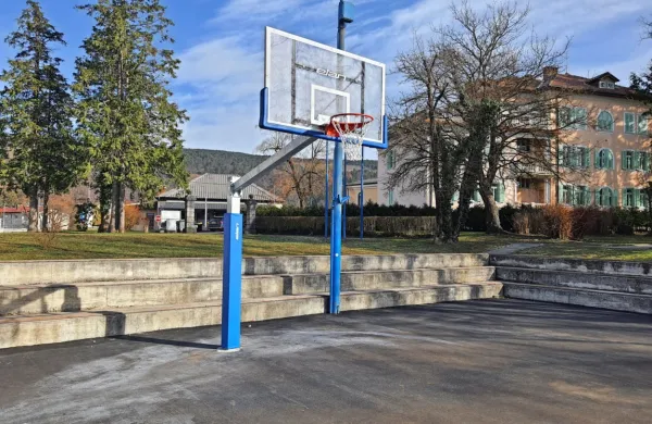  Na občini pojasnjujejo, da bodo fiksne obroče na koših, ki so bili 
pomotoma nameščeni, v najkrajšem možnem času zamenjali s 
pregibnimi.
