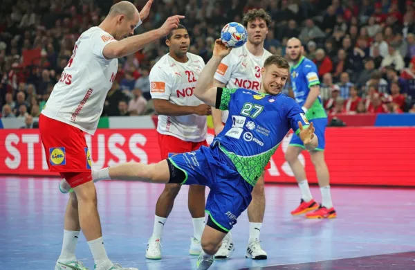 Eden od slovenskih junakov je bil danes tudi  nezgrešljivi Kristjan Horžen  (z žogo), ki je dosegel šest  golov. 