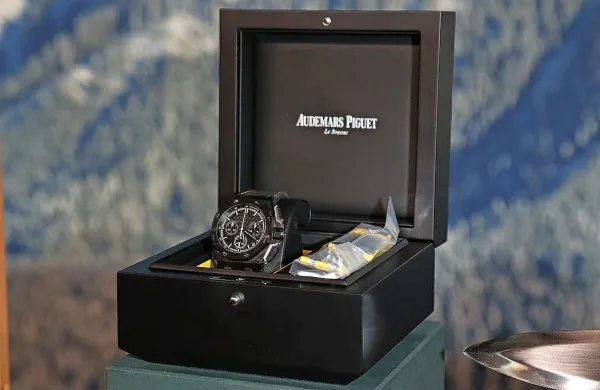 Podjetje Audemars Piguet je uro posebej izdelalo za avstrijsko-ameriškega zvezdnika Arnolda Schwarzeneggerja.