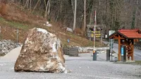Na parkirišče pri Tolminskih koritih je padla skala. Z lovilno-podajno ograjo bodo preprečili, da bi ji sledila še kakšna. Cesta 
proti Pologu pa bo več mesecev zaprta. 
