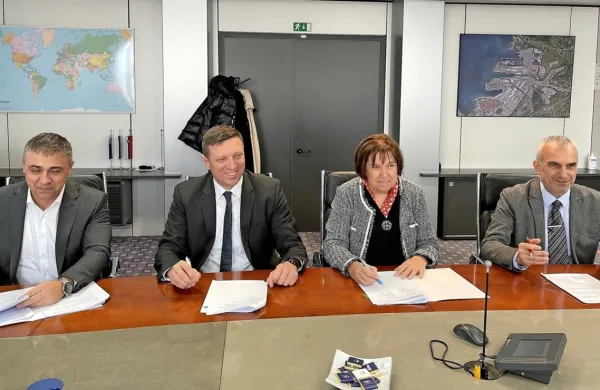 Predstavniki Občine Ankaran, Luke Koper in ministrstva za 
infrastrukturo so podpisali pogodbe, ki bodo omogočile rekonstrukcijo Železniške ceste in ureditve  ankaranskega obrobnega kanala. Na fotografiji (z leve proti desni): član uprave Luke 
Koper Gregor Belič, državni sekretar na ministrstvu za infrastrukturo mag. Andrej Rajh, predsednica uprave Luke Koper 
Nevenka Kržan in župan Občine Ankaran Gregor Strmčnik. 