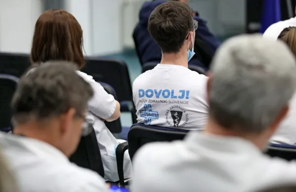 

Nedopustno je tudi, da način izvajanja stavke zdravnikov in način 
zagotavljanja minimuma delovnega procesa, ki ga zahteva zakon, 
ni opredeljen in sporočen širši javnosti, kot to zahteva zakonodaja, 
menijo v ZSSS.