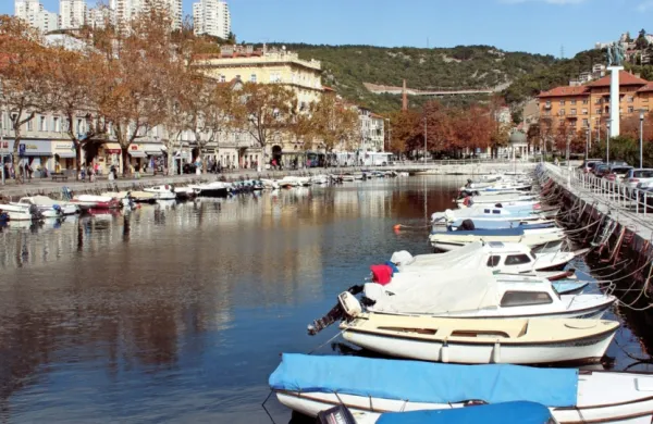   V bližini Reke (na fotografiji)  so pred dnevi v središču mesta kot 
letošnjo pustno šemo izobesili lutko v podobi migranta.  