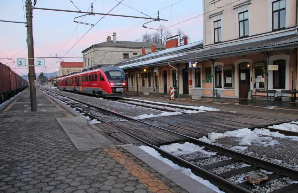 Potniki na pivški postaji prečkajo tire kot pred sto leti - po 
hrastovih pragovih. Tovorni vlak, ki lahko takrat pripelje čez 
postajo, pa ustavlja prometnik iz pisarne v Postojni.
