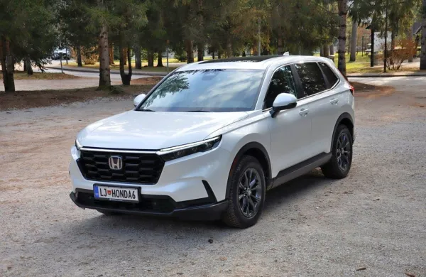 Model CR-V si z manjšim ZR-V deli tako platformo in pogon, 
medtem ko proizvodnja zanj prav tako poteka na Kitajskem, a v 
drugi tovarni.