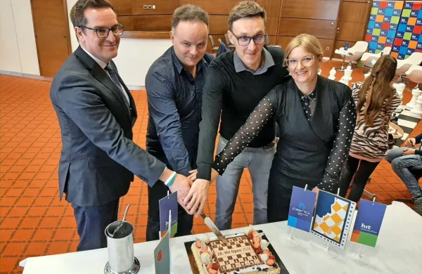 Utrinek z včerajšnje novinarske konference: z leve so novogoriški 
župan Samo Turel, direktor turnirja Matjaž Lovišček, slovenski 
reprezentant Matej Šebenik in predstavnica Hita Lavra Peršolja 
Jakončič. 