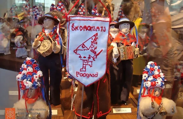 V predpustnem času bo po posebnem urniku odprta tudi  muzejska 
zbirka Brkinski škoromati v Podgradu.