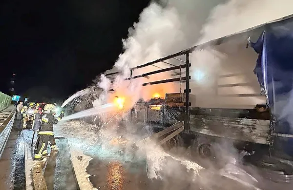 Na hitri cesti med Vipavo in Razdrtim zagorel tovornjak
