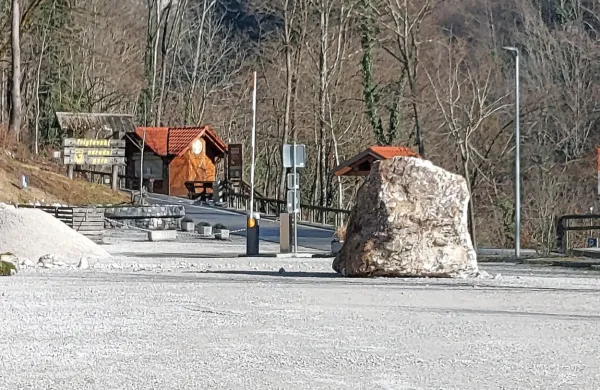 Velika skala se je prikotalila  na parkirišče pri vstopu v Tolminska korita tik zraven restavracije Korita.
