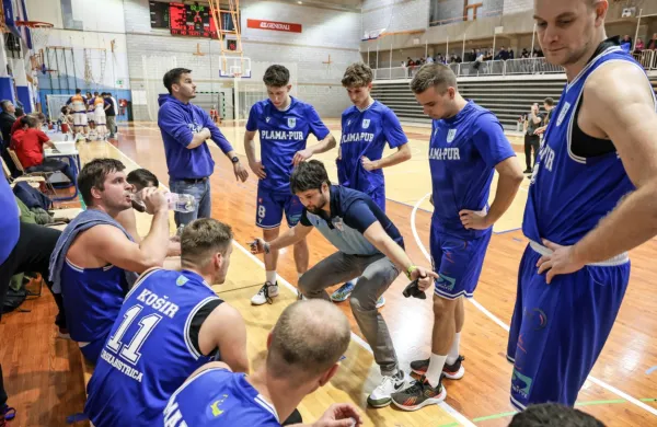 Košarkarji Plame pur imajo pod taktirko Saše Ožbolta  praktično že zagotovljeno uvrstitev v končnico za prvaka. 