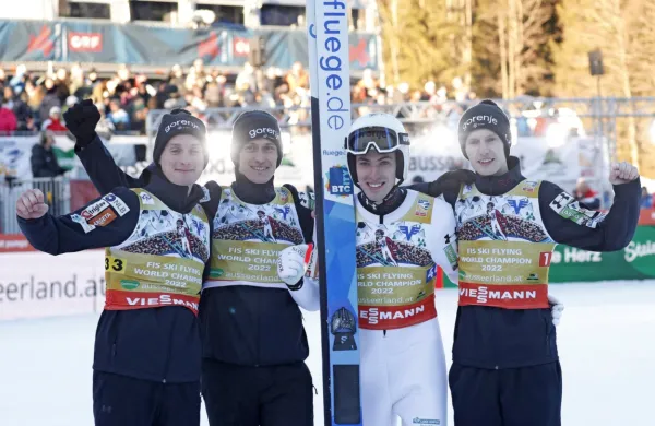 Lovro Kos, Peter Prevc, Domen Prevc in Timi Zajc na SP na Kulmu 
ubranili ekipni naslov