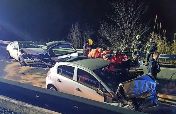 Voznik  mercedesa  je  v  Hrvatinih  v   ovinku   zapeljal  na  nasprotno  
stran  ceste in čelno  trčil  v opel corso.   
