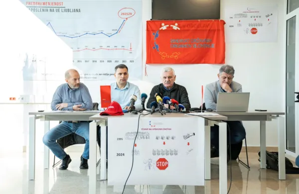 Novinarska konferenca Sindikata državnih organov Slovenije, z 
leve: Slobodan Vuk, Dragan Stanković, Frančišek Verk (predsednik 
SDOS), Renato Romič (sekretar SDOS)