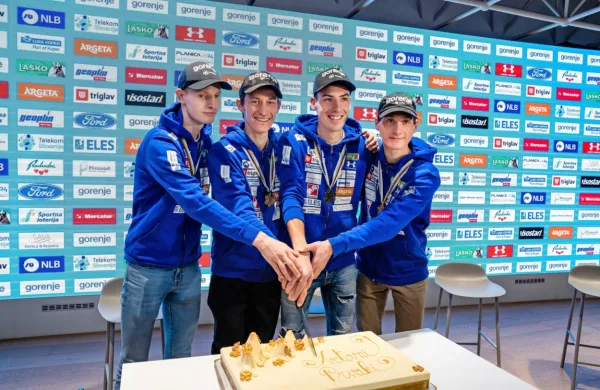Skakalce je na novinarski konferenci dočakala torta, a je ta bolj ali 
manj ostala nedotaknjena.
