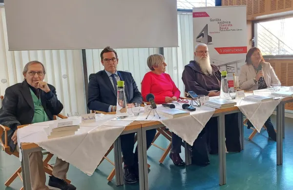 Zbirko  in njen pomen so predstavili Marco Menato, Samo Turel, 
Marinka Brezigar, p. Niko Žvokelj in Irena Škvarč.  