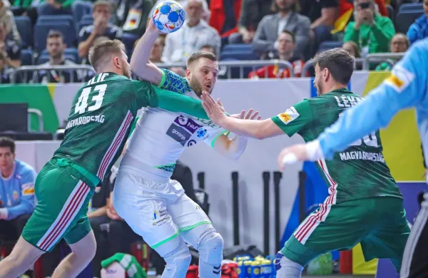 Aleks Vlah (z žogo) je bil tako kot lani na svetovnem prvenstvu tudi 
na evropskem prvenstvu s 44 goli najboljši  strelec slovenske 
reprezentance.   