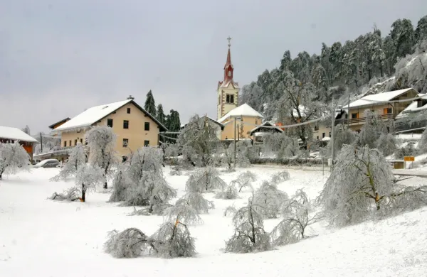 Veliki Otok pri Postojni v ledenem objemu pred desetimi leti...