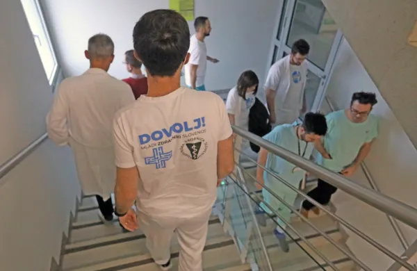 Stavkajoči zdravniki bodo jutri uresničili grožnjo in umaknili soglasja