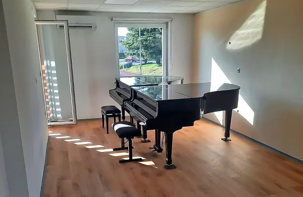 Na klavir, ki je poslej nameščen v Medgeneracijskem središču, v 
tem šolskem letu igra 18 učenk in učencev. 