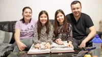 Družina iz postojnske porodnišnice deset let kasneje (z leve): 
mama Ifeta, Lamija, Nadija in oče Nijaz Muratović. 