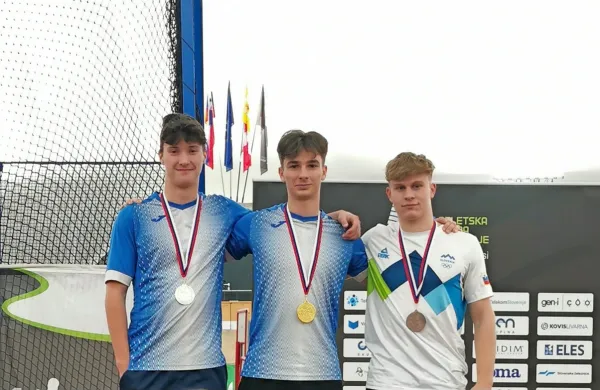 Najboljši v teku na 60 m, od leve: Žiga Božič, Lan Constantini (oba 
Gorica) in  Žan Ritlop (Slovenska Bistrica).