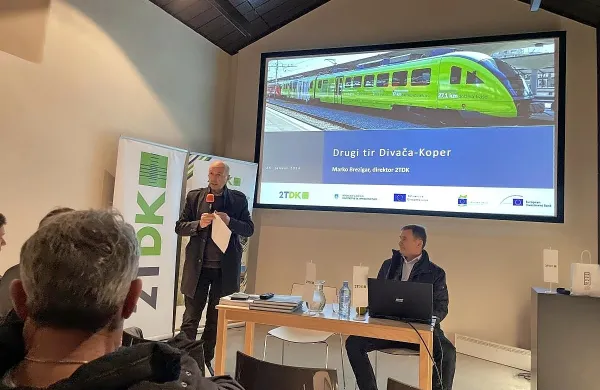 O projektu drugega tira Divača-Koper je na pogovornem večeru 
Divača - mesto nad Reko spregovoril direktor 2TDK Marko 
Brezigar.
