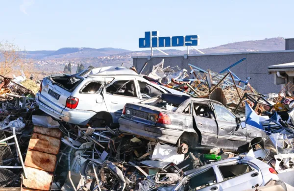 Na velikem kupu železa na Dinosovem dvorišču opazimo tudi 
nekaj avtomobilskih lupin, kar pomeni, da v postopku razgradnje 
resnično odstranijo tako rekoč vse, kar je možno.