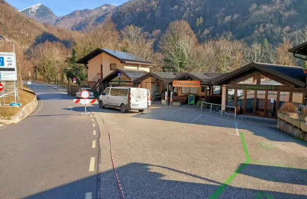 Zaprta ostajata tako restavracija kot parkirišče, po cesti proti Čadrgu pa se lahko peljejo le vaščani, ki hodijo v službo in v šolo. 