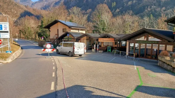 Zaprta ostajata tako restavracija kot parkirišče, po cesti proti Čadrgu pa se lahko peljejo le vaščani, ki hodijo v službo in v šolo. 