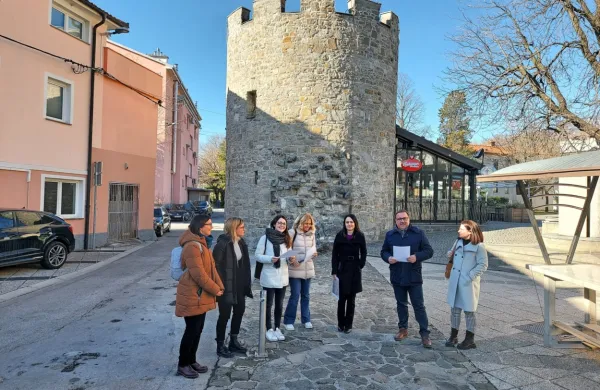 Partnerji projekta RIMROM so se pod vodstvom kustosinje arheologinje Goriškega muzeja Ane Kruh 
sprehodili med  ostalinami antične Kastre. 