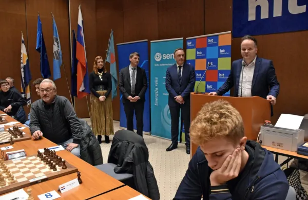 Danes je šahistom po končanih partijah čestital tudi predsednik 
ŠK Nova Gorica in direktor 28. Hitovega turnirja, Matjaž Lovišček. 