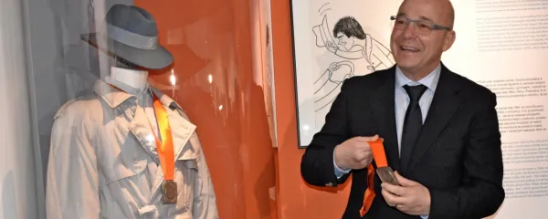 Jure Franko z originalnim srebrnim odličjem ob razstavljeni repliki 
in svečani olimpijski uniformi Sarajeva 84 ter karikaturi Boruta 
Pečarja v  Muzeju novejše zgodovine v Ljubljani.