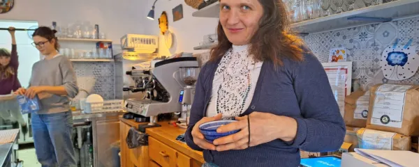 Tanja Plešivčnik Zelenko ima tudi sodelavke, ki skrbijo za goste, medtem ko ona suka kuhalnico. 