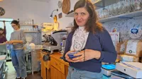 Tanja Plešivčnik Zelenko ima tudi sodelavke, ki skrbijo za goste, medtem ko ona suka kuhalnico. 