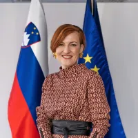 Ministrica za kulturo dr. Asta Vrečko meni, da lahko z izvedbo EPK 
v Gorici in Novi Gorici Evropi prikažemo primer dobre prakse 
sobivanja ob meji. 