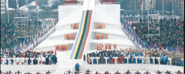 Sarajevske igre so imele na stadionu Koševo veličastno otvoritev 
po scenografski zamisli Mete Hočevar.
