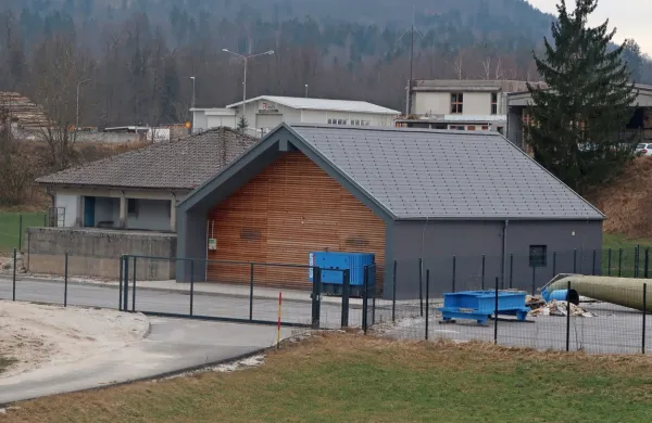 Komunala je letošnji malenkostni dvig cen komunalnih storitev  
utemeljila z najemnino za pravkar prevzeto upravljanje s posodobljeno čistilno napravo v Godoviču. 