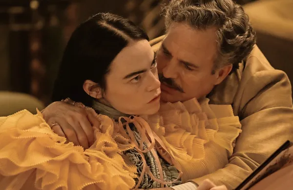 Emma Stone kot radovedna in spolno nenasitna mladenka Bella 
Baxter v objemu njenega ljubimca Duncana (Mark Ruffalo), ki jo je 
kmalu začel dušiti.
